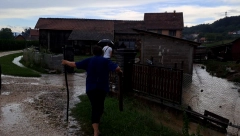 HITNO SAZVAN ŠTAB ZA VANREDNE SITUACIJE U LJIGU Meštani odsečeni od sveta, porodica bila zarobljena u bujici u svom automobilu (FOTO,VIDEO)