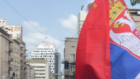 AMERIKANAC SE PREKRSTIO, DIGAO TRI PRSTA, PA UZVIKNUO "SRBIJA!" Neočekivan prizor u Beogradu (FOTO)