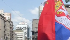 AMERIKANAC SE PREKRSTIO, DIGAO TRI PRSTA, PA UZVIKNUO "SRBIJA!" Neočekivan prizor u Beogradu (FOTO)
