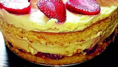 SANJINA TORTA SA JAGODAMA BUDI SVA ČULA Vanila i dosta fila joj daju šmek, nema joj ravne