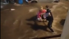 LJUDI SPASLI ŽENU I DETE IZ BUJICE DA SE NE UDAVE Jeziva scena snimljena na Autokomandi (VIDEO)