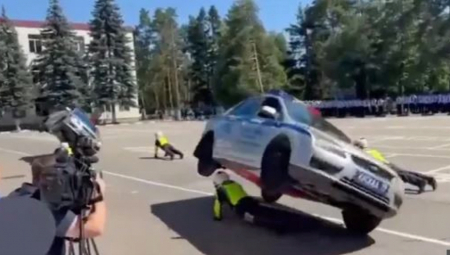 HOROR U RUSIJI! Policajca zgnječio auto pa ga vukao po putu! (VIDEO)