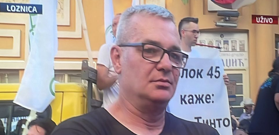 SVE CRNO NA BELO! Protestuje protiv Rio Tinta, a prodali im zemlju (FOTO)