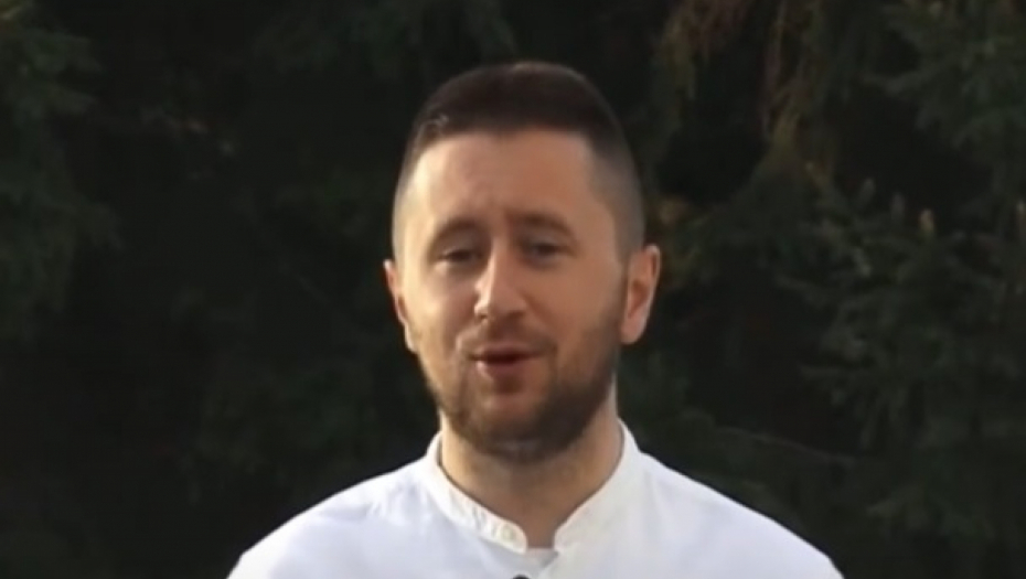 EVO KO GOVORI NA POLITIČKOM PROTESTU Ideolog "genocida u Srebrenici" naprasno posao ekolog!
