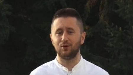 EVO KO GOVORI NA POLITIČKOM PROTESTU Ideolog "genocida u Srebrenici" naprasno posao ekolog!