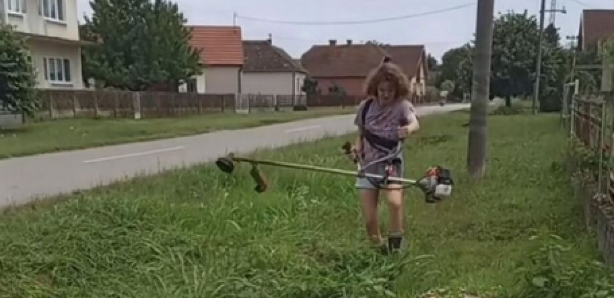 SLAVICA ĆUKTERAŠ KOSI TRAVU U DVORIŠTU Pevačica u gumenim čizmama: Neću da me pljačkaju