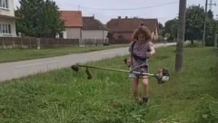 SLAVICA ĆUKTERAŠ KOSI TRAVU U DVORIŠTU Pevačica u gumenim čizmama: Neću da me pljačkaju