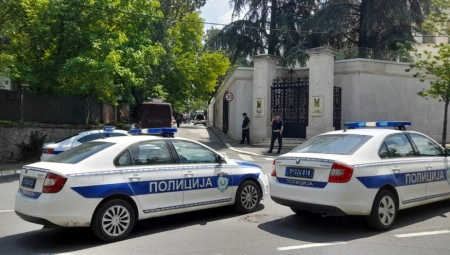 PRVE FOTOGRAFIJE SA MESTA GDE JE NAPADNUT ŽANDARM Policija opkolila ambasadu (FOTO/VIDEO)