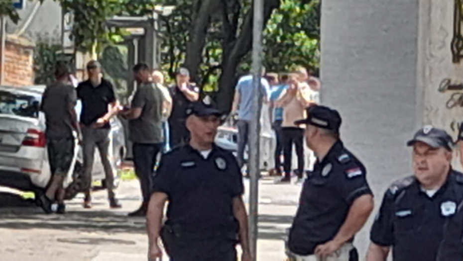 PITAO ZA SMER ULICE PA SE VRATIO SA SAMOSTRELOM! Novi detalji stravičnog napada: Sa strelom u vratu hrabri policajac pucao na napadača (FOTO)