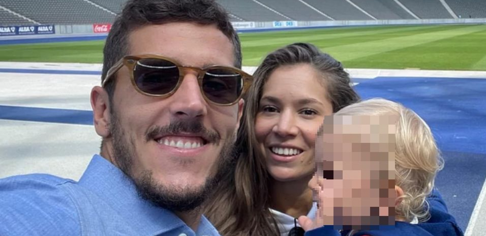 FUDBALER DOBIO BLIZANCE, PA ZAKUPIO CELO OSTRVO Napravio gala slavlje, ova pevačica bila specijalan gost