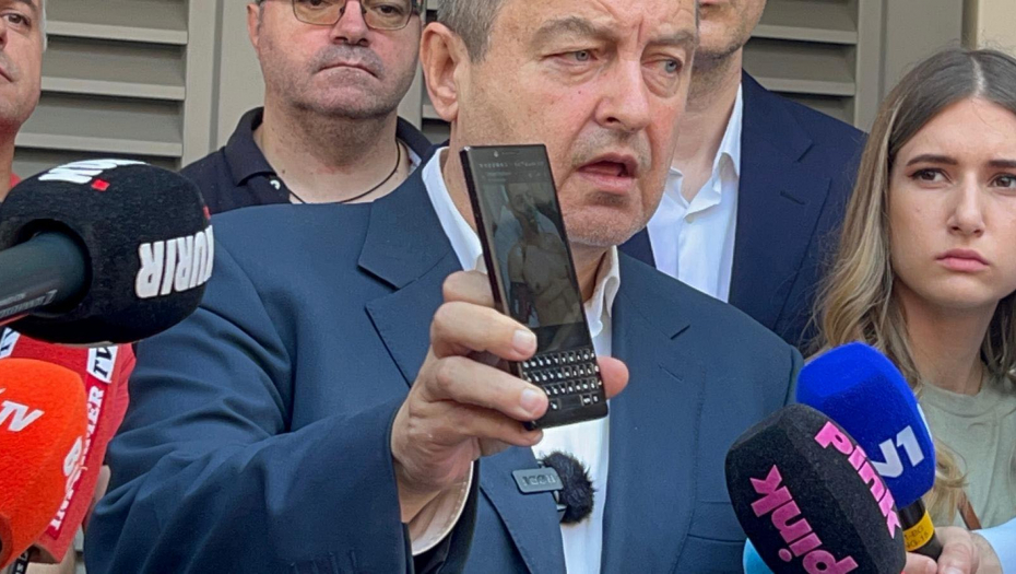 DAČIĆ POKAZAO SLIKU POVREĐENOG POLICAJCA: "Lekari kažu da mu je spasilo život jer nije IZVADIO STRELU! Životno je ugrožen"