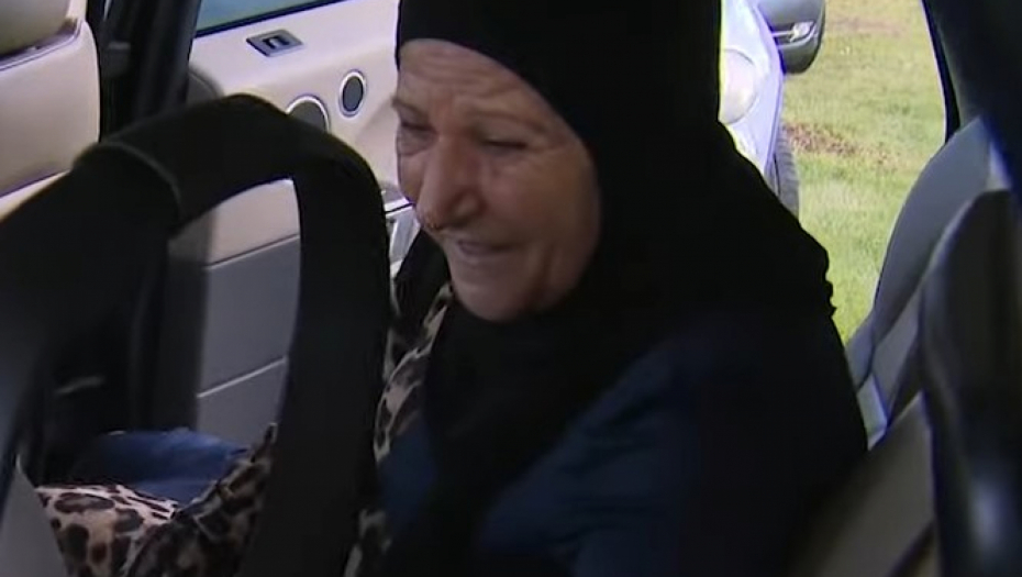 SCENA KAO NA FILMU Lopovi pokušali da ukradu auto, ali nisu računali na hrabru baku - pobegli kao miševi! (VIDEO)