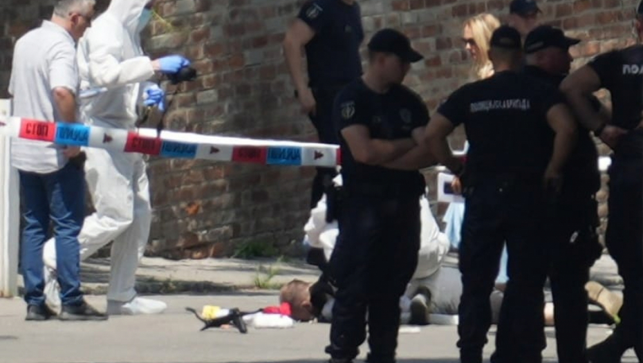 TELO I DALJE NA DEDINJU, U TOKU POTRAGA ZA RENOOM: Sumnja se da je napadača neko dovezao