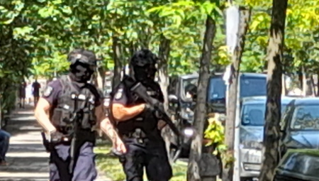 DVA PRIPADNIKA POLICIJE OBUKLI PANCIRE I UPUTILI SE KA MESTU NAPADA Ovo su najnoviji detalji drame ispred ambasade Izraela (FOTO)