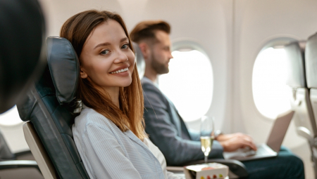 BIVŠA STJUARDESA UPOZORAVA Ako planirate da putujete avionom, obavezno izbegavajte ova 2 pića