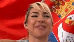 JOVANA JEREMIĆ PONOVO SVE OSTAVILA U ČUDU Voditeljka pokazala ukras na grudima, ljudi je zasuli komentarima