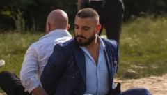 DARKO LAZIĆ NASRED ULICE SEDI VEZAN! Tu je i njegov kum Peđa, evo šta je razlog i zašto svi komentarišu ovaj prizor