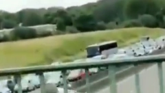 AVION SE SRUŠIO NA AUTOPUT Ima mrtvih, stravične scene sa lica mesta (VIDEO)
