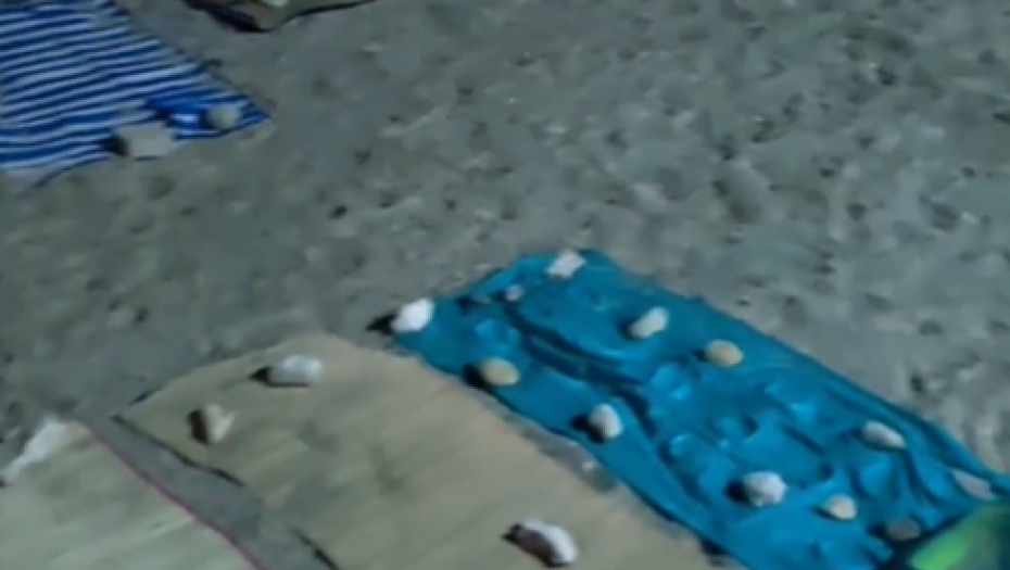 NOĆU OSTAVLJAJU PEŠKIRE DA BI IH UJUTRO ČEKALO MESTO Haos u Pefkohoriju, turisti se dosetili kako da obezbede sebi mesto na plaži (VIDEO)