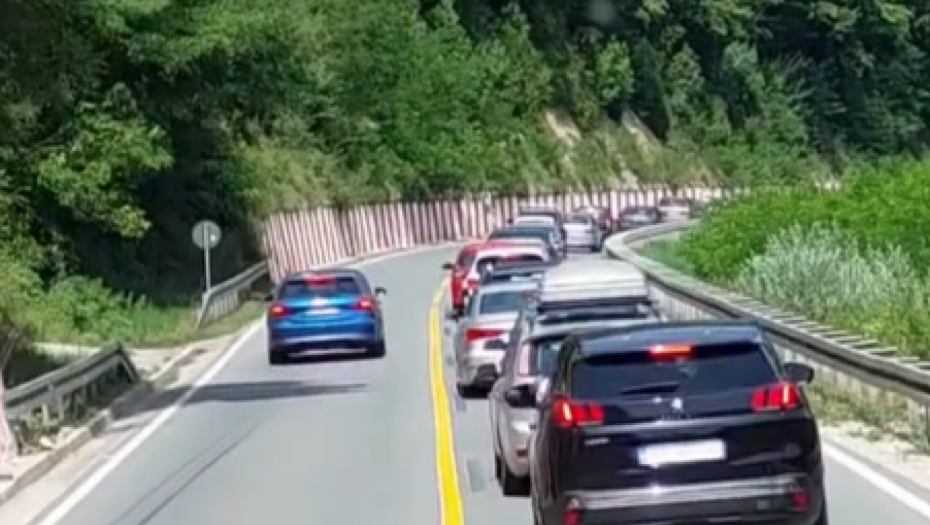 "OVO JE POKUŠAJ UBISTVA" Bahati vozač preko PUNE linije pretiče KOLONU automobila, korisnici mreža žestoko osudili divljanje (VIDEO)