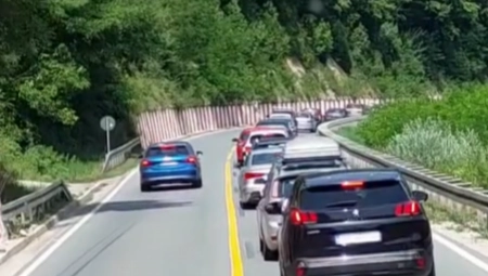 "OVO JE POKUŠAJ UBISTVA" Bahati vozač preko PUNE linije pretiče KOLONU automobila, korisnici mreža žestoko osudili divljanje (VIDEO)