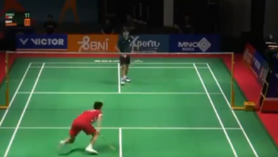 UZNEMIRUJUĆE Mladi sportista pao i preminuo na terenu (VIDEO)