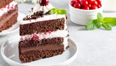 POSNA ŠVARCVALD TORTA BOLJA OD MRSNE Očaravajuća poslastica sa višnjama i čokoladom, po receptu bez mane