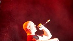 "OVAJ ČOVEK NEĆE STATI" Desingerica ponovo pljuvao  devojci u usta, javnost zgrožena njegovim postupkom!