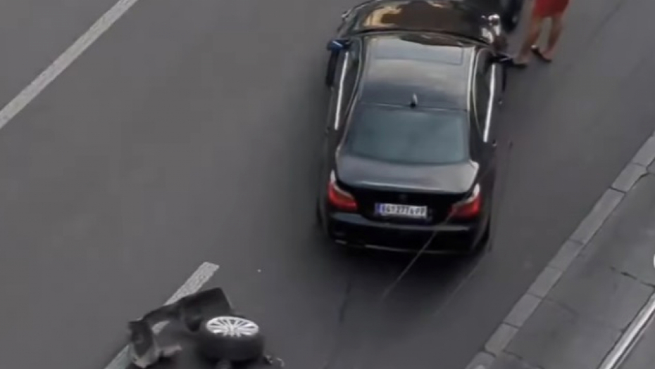 HAOS U RUZVELTOVOJ ULICI! Od siline udarca odletela i guma sa BMW-a (VIDEO)