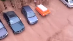 "NIJAGARINI VODOPADI U RAKOVICI" Snažna bujica ODNELA AUTOMOBIL! Voda navire u stanove (VIDEO)