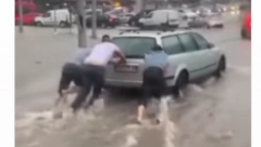 KAD JE NEVREME, MORA ''NA GURKU''! Momci zasukali rukave i nogavice, pa guraju auto kroz bujicu na Autokomandi! (VIDEO)