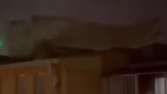 GLEDAJTE KAKO OLUJA NOSI KROV CELE ZGRADE: U 1 sekundi je sve NESTALO! (VIDEO)