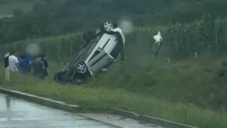 HAOS NA AUTO-PUTU KOD UBA Vozač izgubio kontrolu, sleteo sa kolovoza