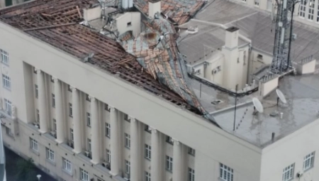 OLUJNI VETAR ODVALIO POLA KROVA SA ZGRADE MUPA! Otpadale i fasade, usnimljen sav užas! (FOTO)