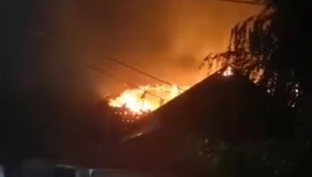 GORELE PORODIČNE KUĆE ZBOG UDARA GROMA U SMEDEREVU Jedan bahati potez komšija uvećao materijalnu štetu