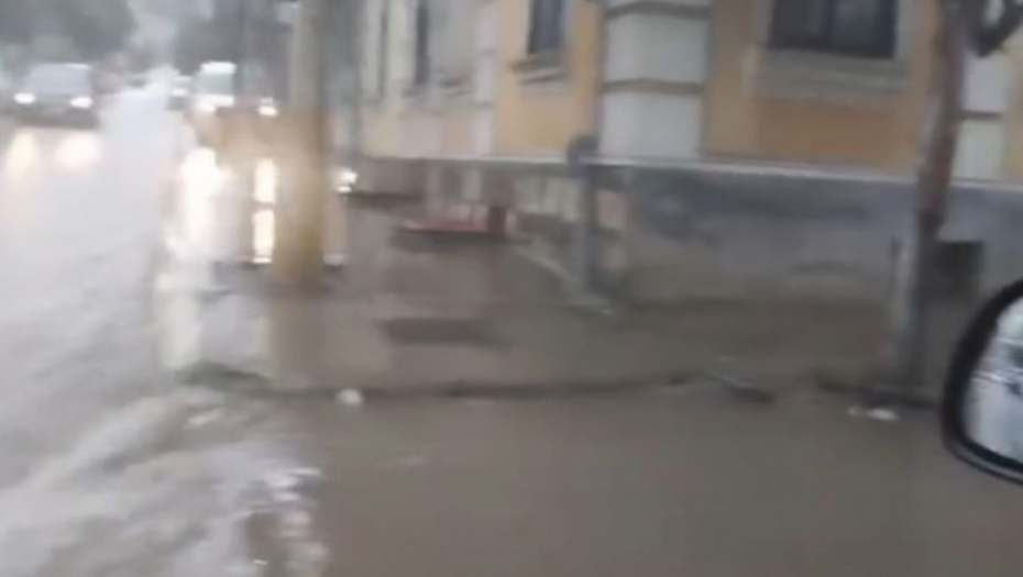 OLUJA STIGLA NA JUG SRBIJE Ulice su već pod vodom, jak vetar nosi sve, na udaru ovaj grad