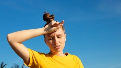 RAZLIKA IZMEĐU SUNČANICE I TOPLOTNOG UDARA  Evo koji su simptomi, kako se zaštititi, a u ovim situacijama neophodan je hitan odlazak lekaru