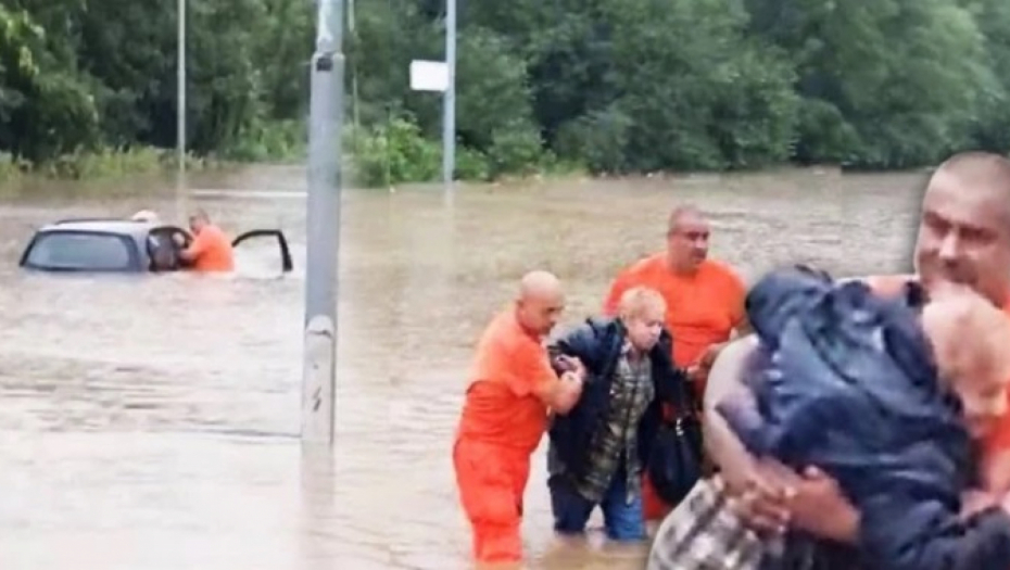 HEROJ BEOGRADA: Radnik Gradske čistoće spašava baku iz poplavljenog taksija! (VIDEO)