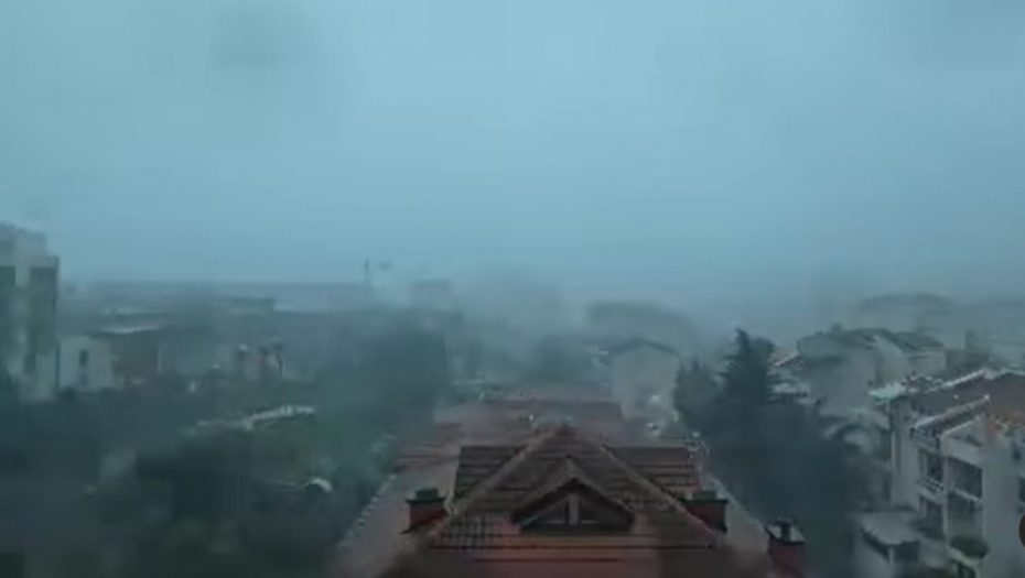 POTRESNI PRIZORI IZ CRNE GORE: Sav haos nevremena u nekoliko sekundi (VIDEO)