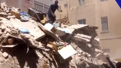 GOLIM RUKAMA IZVLAČILI LJUDE IZ RUŠEVINA! Najmanje 14 MRTVIH nakon pada trospratne zgrade: Snimak unosi JEZU! (VIDEO)