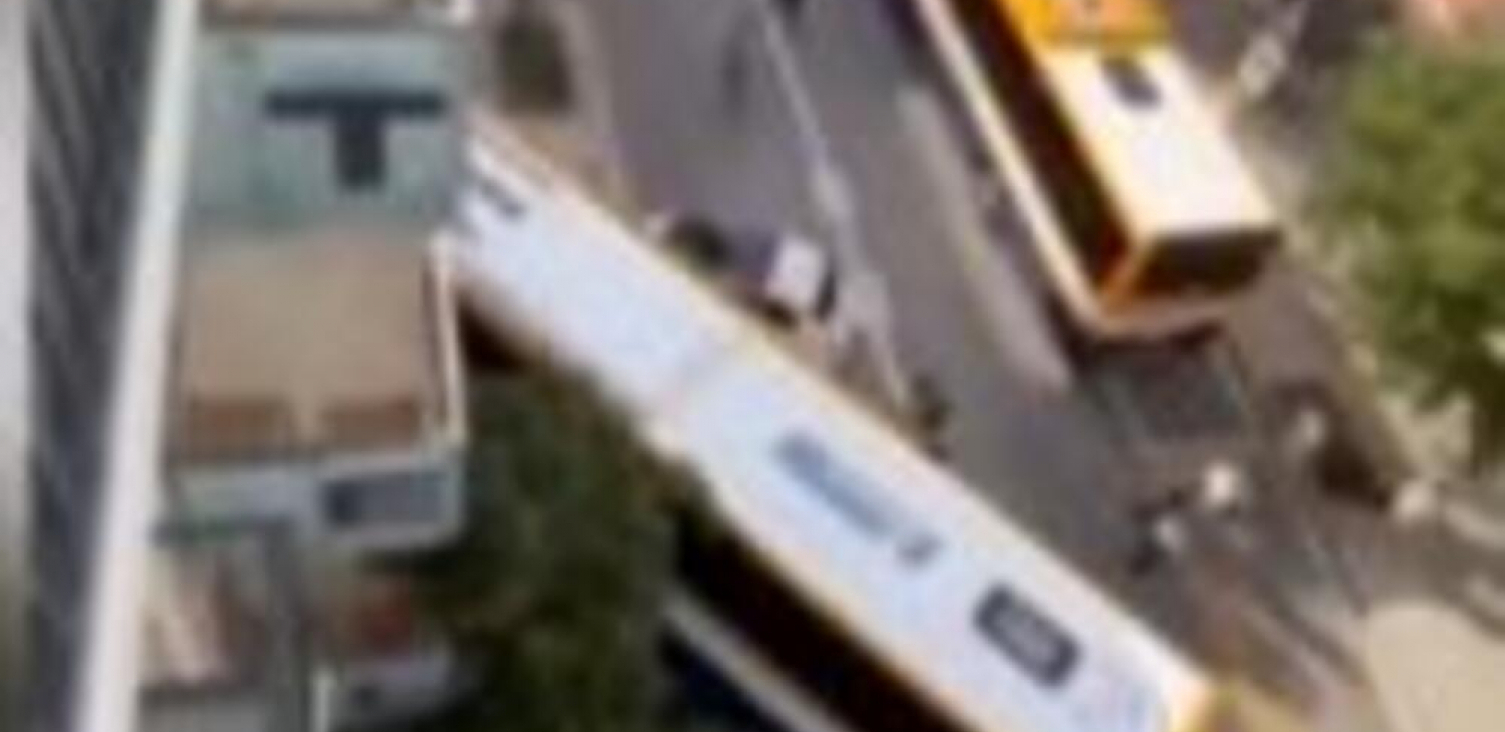 AUTOBUS ULETEO KROZ ULAZ HOTELA! Od udara pukla ulična cev za gas, opasnost od eksplozije uznemirila Barselonu (VIDEO)
