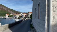 DEPONOVAO PESAK U MORE: Tivatski komunalci  identifikovali i kaznili počinioca