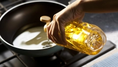 SPREČITE PRSKANJE ULJA IZ TIGANJA Trikovi koji provereno rade, neće biti masnih fleka