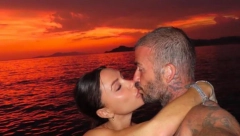 POSLE 25 GODINA OPET U KOMBINACIJAMA KOJE SU NOSILI NA SVOM VENČANJU? Viktorija i Dejvid Bekam proslavili godišnjicu braka i sve ostavili bez daha