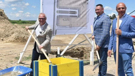 Vesić položio kamen temeljac za izgradnju ritejl parka u Šidu