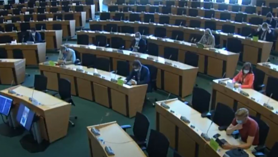 SKANDAL NA SEDNICI EVROPSKOG PARLAMENTA! Rumunka sa brnjicom na licu izbačena iz sale zbog protesta protiv Ursule fon der Lajen!