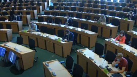 SKANDAL U EVROPSKOM PARLAMENTU: Irski političar snimljen u gaćama tokom zvaničnog sastanka(VIDEO)