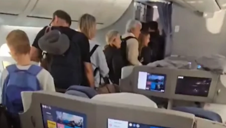 "TO JE PRIZOR KOJI NIKADA NEĆU ZABORAVITI"  Žena se probudila tokom turbulencije, a njenog sina nigde nije bilo (VIDEO)