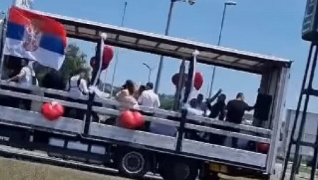 OVO SAMO U ČAČKU IMA Svatove u kamionskoj prikolici dovozili na venčanje, "kakva seljana, buraz" (VIDEO)