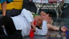 ERA OJDANIĆ PAO KAO POKOŠEN! Pevač se srušio u emisiji, voditeljka hitno reagovala: "Doktore reanimacija..."